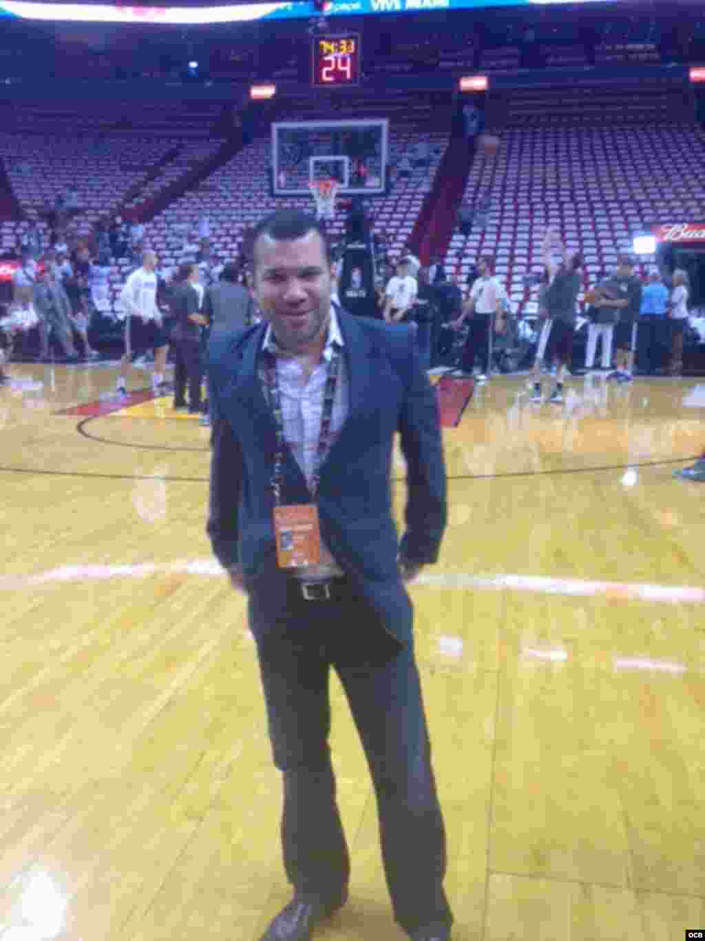 Víctor "Suave" Fabián narra por Radio Martí, la serie final de la NBA, entre el Heat de Miami y los Spurs de San Antonio.