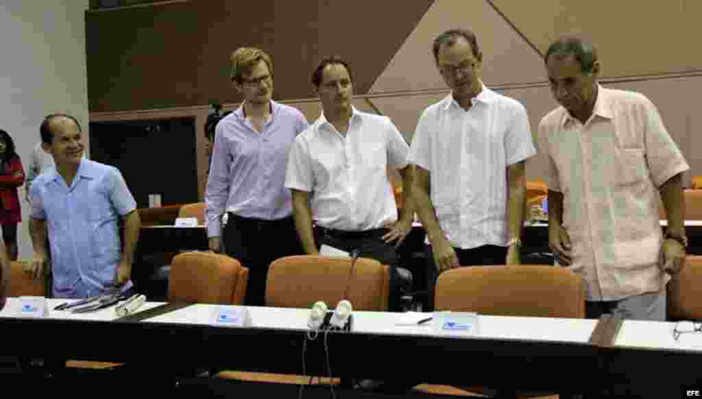 Los embajadores en Cuba de Venezuela, Edgardo Antonio Ramírez (i), Noruega, John Setter Opdahl (2-d), y Chile, Rolando Diágo (d), asisten hoy, jueves 6 de septiembre de 2012, a una conferencia de prensa con integrantes de las Fuerzas Revolucionarias de Co