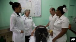 Enfermeras, técnicos y especialistas rodean a un paciente en un policlínico de La Habana (Imagen de Archivo)