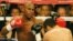 Foto de archivo. El boxeador estadounidense Floyd Mayweather Jr. (d) golpea con la zurda al púgil mexicano-americano Oscar De La Hoya durante su combate por el título de los pesos súper welter del Consejo Mundial de Boxeo disputado en 2007 en Las Vegas. 