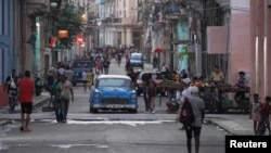 Un puesto de venta de viandas y frutas en una esquina habanera. Una familia de tres miembros en Cuba necesita más de 10 salarios mínimos para comer un mes, estimó el economista Pedro Monreal, a partir de precios de 2023. Hoy la situación es peor.