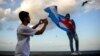 Una youtuber cubana posa en el Malecón de La Habana.