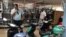  Un hombre observa en una tienda de La Habana varios ciclomotores eléctricos que están en venta al precio de 794,65 y 994,40 pesos convertibles, que equivalen a 884,77 y 1107,19 dólares respectivamente. 