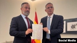 Santiago Abascal, presidente de VOX, junto al líder de la oposición cubana José Daniel Ferrer García, sostiene el Acuerdo de Liberación.