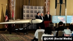 (Izq. a der.) Mark Wallace, director ejecutivo de UANI; el congresista republicano Carlos Giménez, y el exgobernador de la Florida Jeb Bush, en una conferencia en el hotel Biltmore de Coral Gables. 