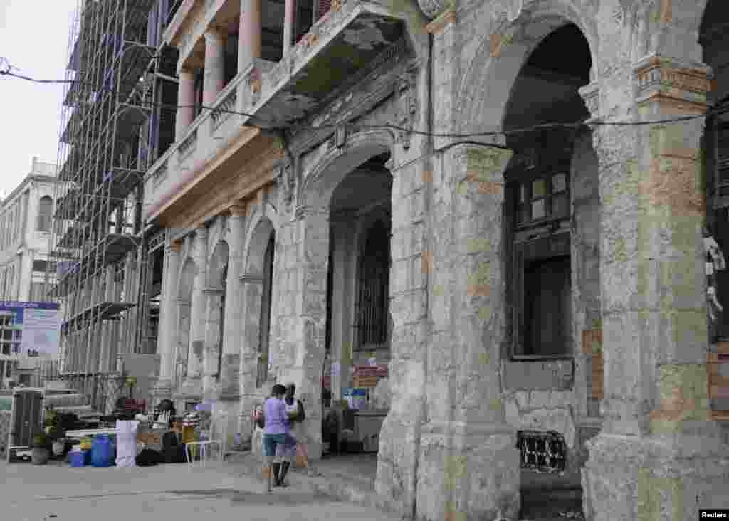 Seg&uacute;n un plan de la Unidad Inversionista Malec&oacute;n del a&ntilde;o 2007, en un per&iacute;odo de 13 a&ntilde;os se demoler&aacute;n 27 edificios.
