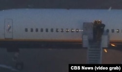 El avión en el que Maduro y su esposa Cilia flores fueron trasladados a Nueva York aterriza en el aeropuerto de Stewart.