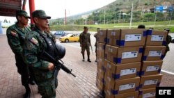  Militares custodian el descargue de cajas material electoral hoy, viernes 15 de febrero de 2013,