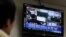  Un hombre observa un monitor con la noticia de fallos informáticos provocado por lo que en apariencia se trata de un ataque cibernético, en Seúl, Corea del Sur, hoy, miércoles 20 de marzo de 2012. Las redes informáticas de las principales emisoras de tel