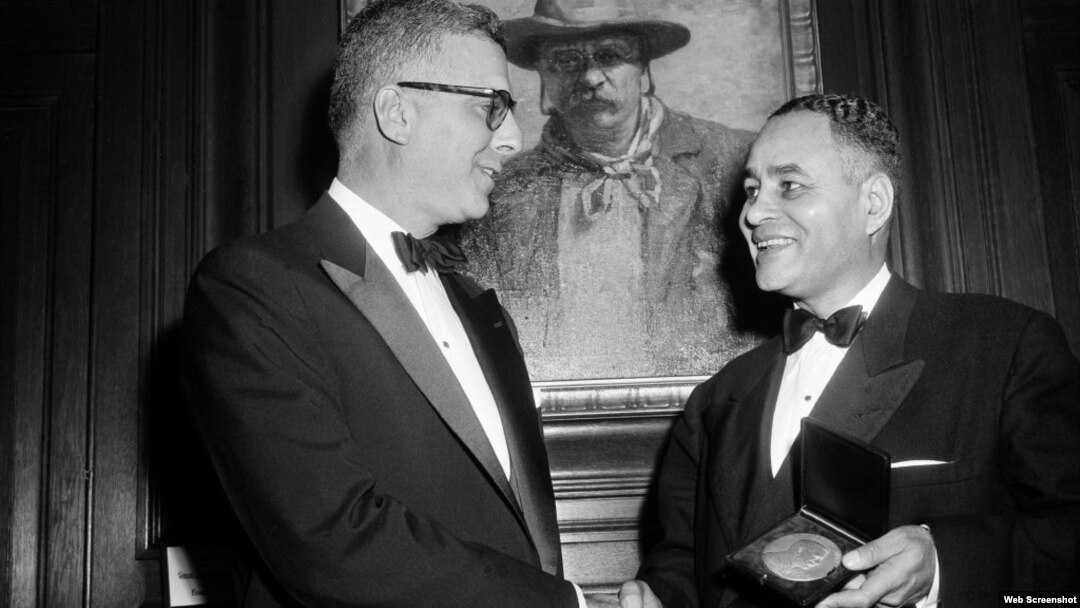 Dr. Ralph Bunche (D) recibe Medalla de la Asociación Theodore Roosevelt de manos de Oscar Strauss