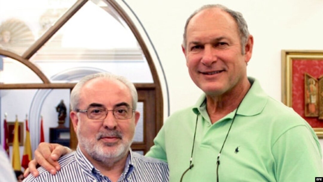 El presidente de la UCAM, José Luis Mendoza (i), y el viceministro de Deportes de Cuba, Alberto Juantorena. 