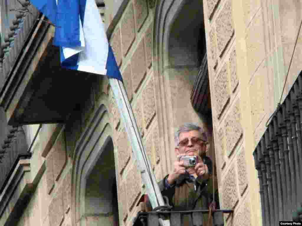 Cónsul cubano en Barcelona Carlos Castillo Calaña. Foto cortesía de Jordi Creu.