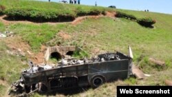 Así quedó el autobús de transporte de los trabajadores del centro turístico de Soroa. El accidente dejó 41 heridos.