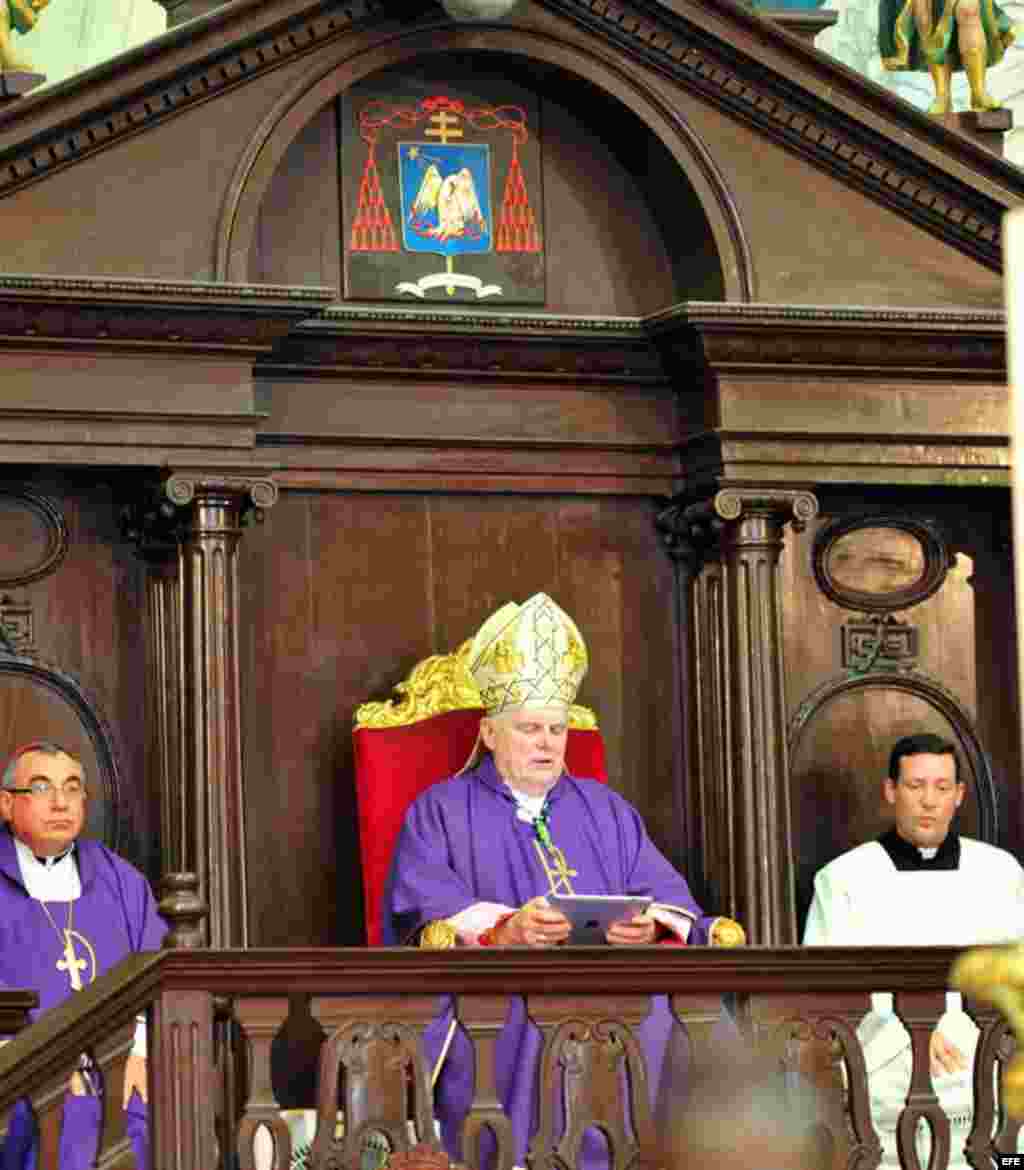 El arzobispo de Miami, Thomas Wenski, oficia una misa en la Catedral de La Habana, Cuba, el martes 27 de marzo de 2012. 