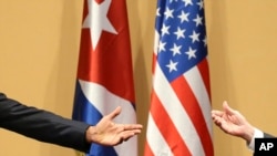 Las manos del presidente Barack Obama (izquierda) y del general Raúl Castro (derecha), en una conferencia de prensa en La Habana el 21 de marzo de 2016. (AP Photo/Dennis River)