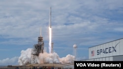Falcon 9 de SpaceX despegando desde el Centro Espacial Kennedy en Cabo Cañaveral.