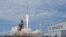 Falcon 9 de SpaceX despegando desde el Centro Espacial Kennedy en Cabo Cañaveral.