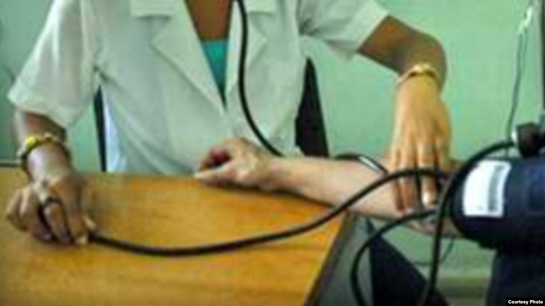 Los médicos cubanos que trabajan en el país ganan entre 20 y 40 dólares por mes