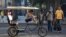 Un bicitaxista espera la llegada de clientes en una calle en La Habana.