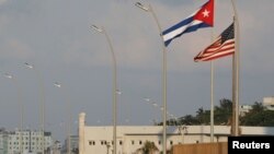 Las banderas de EEUU y Cuba en la Embajada de Washington en La Habana el 13 de mayo de 2024. (Reuters/Alexandre Meneghini).