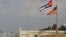 Las banderas de EEUU y Cuba en la Embajada de Washington en La Habana el 13 de mayo de 2024. (Reuters/Alexandre Meneghini).