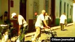 San Antonio de los Baños Iglesia entrega agua a dos pomos por persona / foto Bárbara Fernández