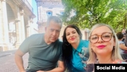 Senén Casas Más, Ana Hurtado y la funcionaria del Instituto Cubano de Amistad con los Pueblos Marxlenin Pérez, esposa de un nieto de Fidel Castro.