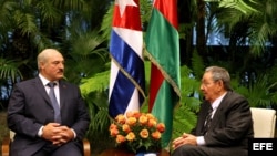  Alexander Lukashenko y Raúl Castro se reúnen en el Palacio de la Revolución de La Habana durante la visita de 24 horas del primero a la isla en junio de 2012. 