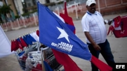 Detalle de una bandera de la campaña del candidato presidencial Juan Orlando Hernández, del conservador Partido Nacional, hoy, sábado 23 de noviembre de 2013, en Tegucigalpa (Honduras). Los hondureños votarán mañana domingo por un presidente, tres designa