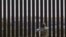 Un oficial repara el muro fronterizo entre Estados Unidos y México para reforzar la seguridad en El Paso, Texas, visto desde Ciudad Juárez, México, el 23 de julio de 2025. REUTERS/Jose Luis Gonzalez/Archivo