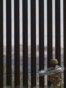 Un oficial repara el muro fronterizo entre Estados Unidos y México para reforzar la seguridad en El Paso, Texas, visto desde Ciudad Juárez, México, el 23 de julio de 2025. REUTERS/Jose Luis Gonzalez/Archivo