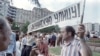 El 9 de julio de 1988, la gente se reúne en la plaza Pushkin de Moscú donde activistas del "Frente Popular para la Perestroika" piden acelerar las reformas.  VITALY ARMAND / AFP