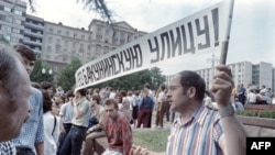 El 9 de julio de 1988, la gente se reúne en la plaza Pushkin de Moscú donde activistas del "Frente Popular para la Perestroika" piden acelerar las reformas.  VITALY ARMAND / AFP