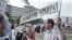 El 9 de julio de 1988, la gente se reúne en la plaza Pushkin de Moscú donde activistas del "Frente Popular para la Perestroika" piden acelerar las reformas.  VITALY ARMAND / AFP