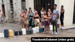 Vecinos bloquean la calle en la intercepción de Lamparilla y Aguacate, en protesta por la falta de agua.
