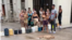 Vecinos bloquean la calle en la intercepción de Lamparilla y Aguacate, en protesta por la falta de agua.