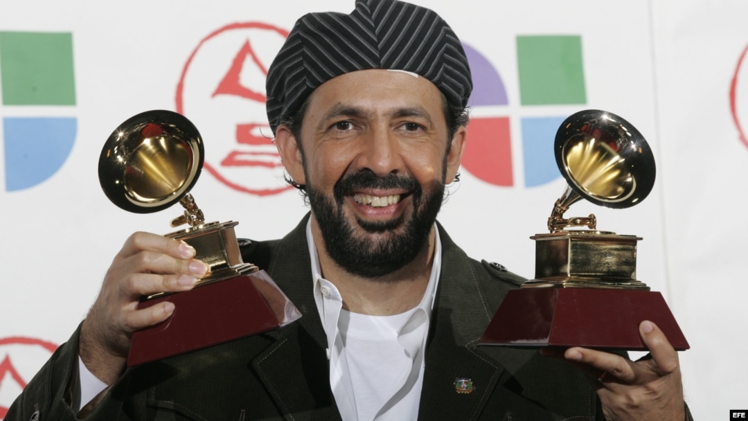 El dominicano Juan Luis Guerra posa con sus trofeos./ Foto de Archivo