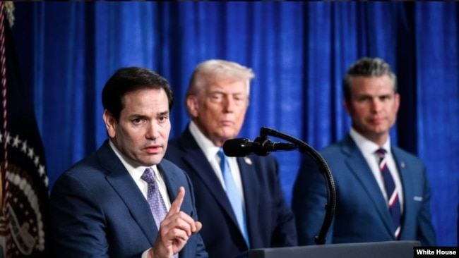 El Secretario de Estado, Marco Rubio, en conferencia de prensa junto al presidente Donald Trump y el secretario de Guerra, Pete Hegseth.