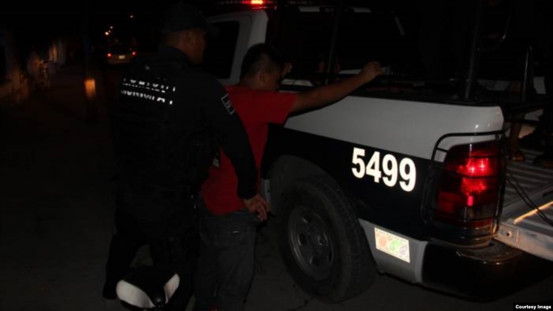 La policía detiene a un sospechoso. (Foto: SIPSE)