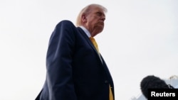 El presidente estadounidense Trump aborda el Air Force One el sábado, 2 de mayo de 2026. (Reuters/Nathan Howard)