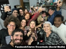 Nelda Castillo, a la derecha, junto a otros miembros de Ciervo Encantado.