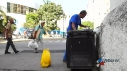 Abundan los venezolanos que hurgan en la basura para poder comer