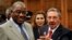 ARCHIVO. 2009 Raúl Castro (d), junto al expresidente de Zambia, Rupiah Bwezani Banda. 