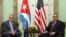 El ministro interino de Relaciones Exteriores de Cuba, Marcelino Medina (d), se reúne con el jefe de la Sección de Intereses de EEUU en La Habana, Jeffrey DeLaurentis.