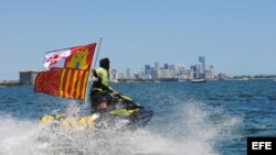Álvaro de Marichalar, celebra su llegada a la costa de Miami, Florida (EEUU). 
