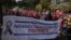 Pancarta sobre Armando Sosa Fortuny, durante marcha en Santiago de Chile. (Foto cortesía)