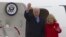 El vicepresidente estadounidense, Joe Biden (I) acompañado de su esposa Jill Biden tras arribar al aeropuerto de Orly, al sur de París.