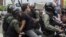 Miembros de la Guardia Nacional Bolivariana detienen a un manifestante durante una marcha de opositores.