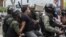 Miembros de la Guardia Nacional Bolivariana detienen a un manifestante durante una marcha de opositores.