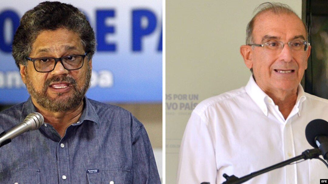 El jefe negociador de Colombia Humberto De la Calle (i) y el representante de las FARC el Iván Márquez. EFE